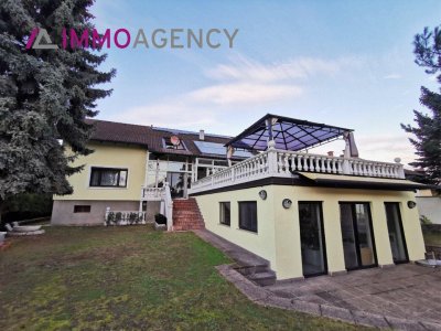 Luxuriös ausgestattetes Einfamilienhaus mit Indoor-Pool in Ruhelage