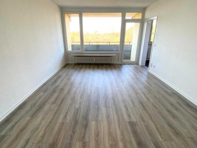 * Große 2 ZW mit Balkon und WALDBLICK * XL Küche + Wohnzimmer * FRISCH RENOVIERT * KL WEST *
