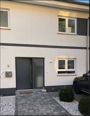 Neuwertige Doppelhaushälfte (Energiesparhaus) mit schicker Einbauküche in Elz