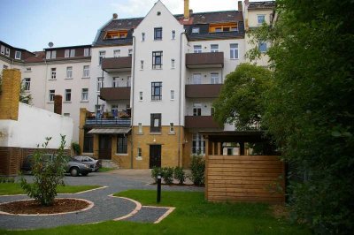 Hochwertig sanierte Altbauwohnung mit Balkon !