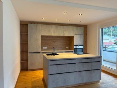 Südwest-exponiert, gehoben ausgestattet – neuwertige 96 m2 große 3-Zimmer-Wohnung in Bad Häring mit Bergblick