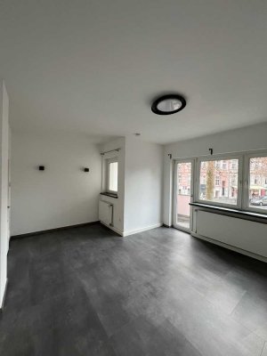 ! NEU ! sanierte 3- Zimmer Wohnung mit Balkon und Einbauküche ; Köln- Neustadt-Süd