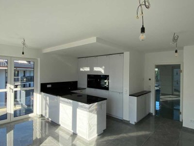 3-Zimmer Luxus-Wohnung über den Dächern von Olching/Esting mit Luxus-EBK und 2 Balkonen