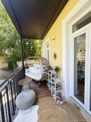 Hochwertig sanierte 3 Zi.-Traumwohnung inmitten der Stadt! Mit Balkon, Stellplatz und EBK (Ablöse)