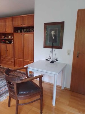 Möbliertes Zimmer in einem Einfamilienhaus