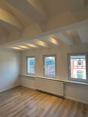 Erstbezug: Sanierte 3-Zi Altbauwohnung