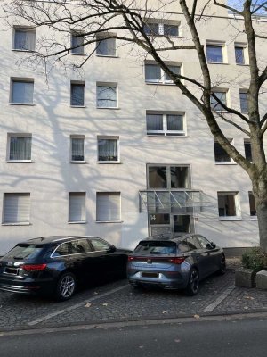 Apartment mit EBK, Parkettboden und Balkon!