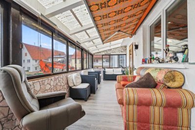 Freistehendes Haus hochwertig saniert! Mit 9 Zimmern, 2 WE, Dachterrasse, 3 Garagen u. Wintergarten