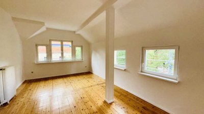 Helle Dachgeschosswohnung mit Balkon in ruhiger Lage von Berlin-Zehlendorf