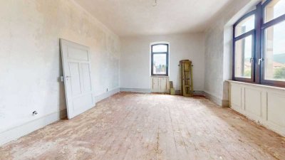 Alter Bahnhof mit Blick auf die Haardt | Gegenüber Kurpfalz Carré & Ärztehaus  | Sanierungspotential