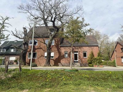 Renovierte 2-Zimmer DG-Wohnung gegenüber vom Stadtwald mit Dielenböden, sep. Eingang und Parkplatz!