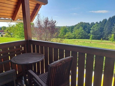 Schöner Ausblick, sonnige 2ZI mit Balkon und Garten, Klimaanlage und Parkplatz