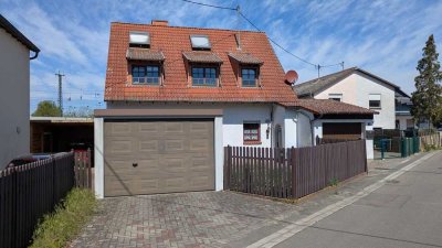 Gepflegtes Zweifamilienhaus mit großem Garten, Garagen und vielfältigen Nutzungsmöglichkeiten
