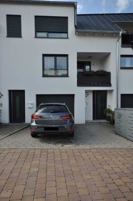 Stilvolles, neuwertiges 3,5-Zimmer-Reihenhaus mit geh. Innenausstattung und EBK in Lehrensteinsfeld