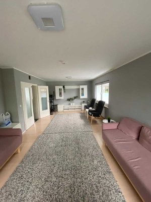 Schöne 3,5-Zimmer-Wohnung mit guter Innenausstattung und Balkon