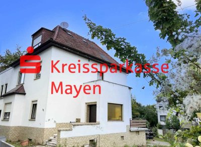 Einfamilienhaus m. Einliegerwohnung im EG, kleiner Garten u. Stellplätze