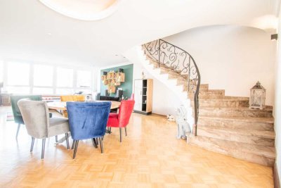 Wohnen wie im eigenen Haus: Besondere Maisonette-Wohnung mit großer Dachterrasse im Herzen der Stadt