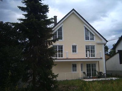 Helle Maisonettewohnung ('Haus im Haus' Charakter) mit drei Zimmern, Balkon, EBK und Stellplatz