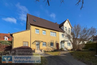 Zweifamilienhaus, Doppelgarage und ein großes Bauland.