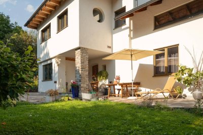 KURZ ZEIT MIETE: Helle, möbliertes Studio mit Terrasse