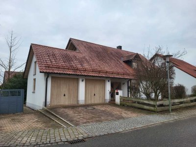 Großzügiges Einfamilienhaus mit Doppelgarage