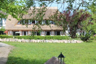 Reetgedecktes Mietshaus direkt am Wasser
