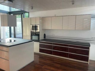 MODERNER FLAIR AUF ZWEI EBENEN – Licht, Raum und Design in Perfektion