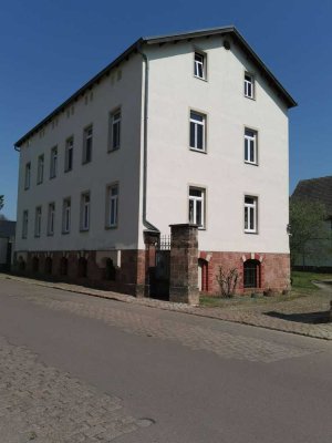 Frisch renovierte Wohnung in ruhigem, ländlichen Bauernhaus im Hochparterre