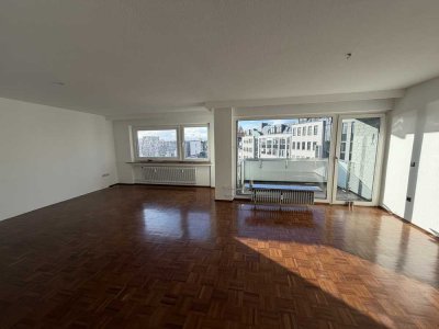 Großzügige Wohnung in zentraler Lage mit Balkon