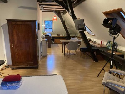 Stilvolles, möbliertes 1-Zimmer-Dachgeschossappartement mit EBK in Regensburg