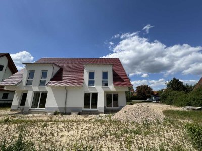 Attraktiver DHH-Neubau mit Garten, Erstbezug (Nordost-Hälfte)