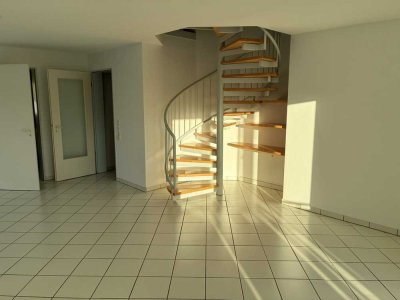 Stilvoll wohnen auf zwei Ebenen: Renovierte 4-Zimmer-Maisonette mit Galerie & Balkon