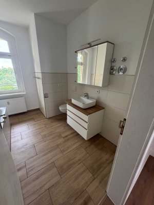 Erstbezug: Einbauküche  mit Spüler, Bad mit Möbeln alles neu , Holzfenster ,Laminat und Fliesen neu