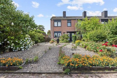 Familienfreundlich: Schönes REH mit EBK, Sauna, Garten und Garage!