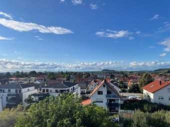 Sonnendurchflutete, schicke Dachgeschosswohnung mit  Ostalb-Blick – voll möbliert, als Dienstwohnung