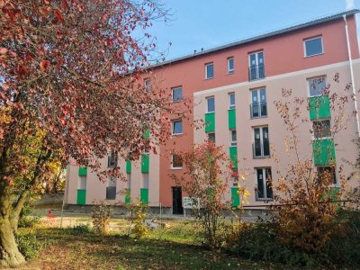 2 Zimmerwohnung mit Wohnküche, Tageslichtbad, Dusche und Badewanne mit französischem Balkon in Lange