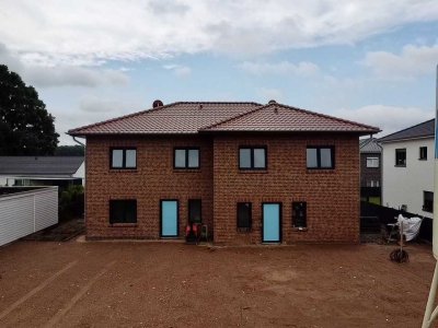 Neubau! Große Doppelhaushälfte in Haßbergen mit Garten / Terrassen und einem Außenstellplatz!