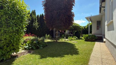 CHARMANTES STRECKHAUS MIT UNEINSEHBAREM &amp; SONNIGEM OASE GARTEN