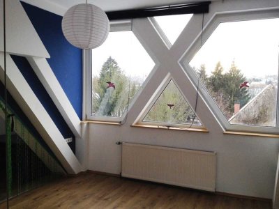 Schöne, helle, originell ausgebaute Dachgeschosswohnung an ruhigen Mieter-in zu vermieten