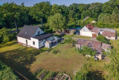 KENSINGTON – Exklusiv –
Massives Wohnhaus mit separatem Gästehaus und weitem Blick über die Felder
