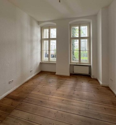 Schöne großzügige  2-Zi Altbauwohnung mit Stuck und Dielenboden