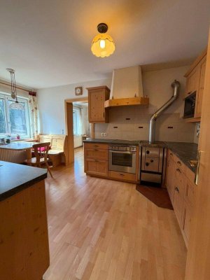 3 Zimmer Eigentumswohnung mit schöner Landhausküche und Tischherd