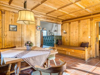 Traditionelles Landhaus auf großem Grundstück