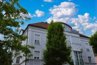 Stilvolle, freie 2,5-Zi.-Galerie-Whg. mit Einbauküche und 3 Balkonen im inneren Westen von Regens...
