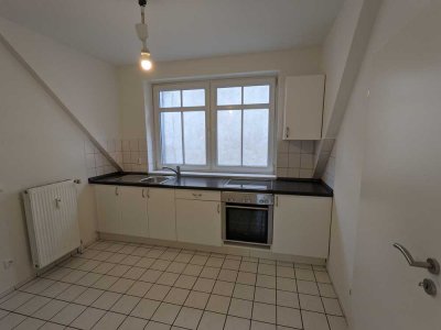 Gepflegte Dachgeschosswohnung mit drei Zimmern, Einbauküche und Stellplatz