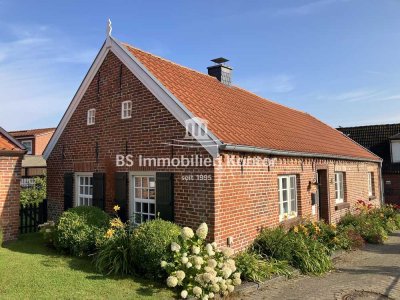 Nesse! Saniertes Ferienhaus „Lütje Bries“ mit Carport und Gartenanlage!