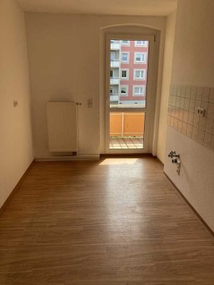 Geräumige 3-Raum-Wohnung im Altbau mit Wanne und Balkon sucht neue Bewohner.