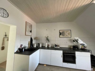 Nachmieter für teilmöbelierte 2 Zimmer DG Wohnung in ruhiger Sackgasse in Essen - Frintrop gesucht
