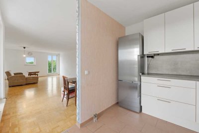 + Direkt bezugsfrei + Modernisierte und helle Etagenwohnung mit Balkon und Tiefgaragenstellplatz