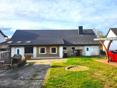 CHARMANTES EINFAMILIENHAUS - MIT NEBENGEBÄUDEN - AUF GROSSEM GRUNDSTÜCK